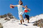 Deux enfants qui courent sur la plage, en plein air