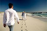 Paar und senior Woman zu Fuß am Strand