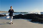 Jeune femme à l'attitude d'yoga sur la plage, en plein air