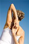 Senior Woman stretching, hintere Ansicht