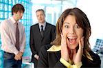 Geschäftsfrau schreien mit Kollegen im Hintergrund