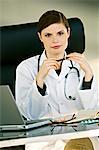 Porträt eines weiblichen Arztes sitzen an einem Schreibtisch in ihrem Büro