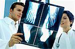 Gros plan des deux médecins examiner un rapport de rayons x