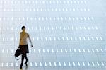 Vue grand angle sur une femme qui marche dans un hall d'aéroport