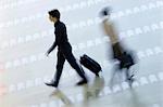 Vue grand angle de deux passagers à pied dans un aéroport