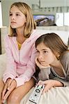 Deux filles, regarder la télévision