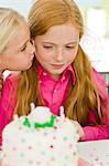 Gros plan d'une jeune fille fête son anniversaire avec son amie