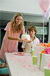 Femme tenant un gâteau d'anniversaire