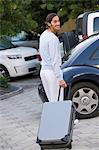 Homme debout avec bagages