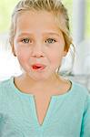 Portrait d'une jeune fille mangeant un bonbon