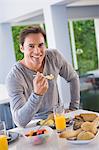 Porträt eines Mannes, dem Frühstück und Lächeln
