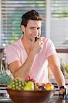 Portrait d'un homme mange une nectarine