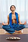 Homme pratique l'yoga