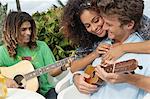 Frau umarmen einen Mann spielt ukulele