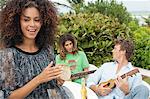 Femme avec ses amis jouant des instruments de musique