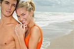 Portrait d'un couple souriant sur la plage