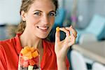 Portrait d'une femme tenant la salade de fruits