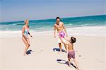 Famille jouant avec un ballon de plage