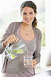 Portrait d'une femme, verser la limonade dans un verre