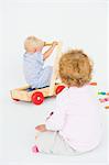 Zwei Baby-jungen spielen