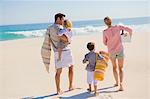 Famille en vacances sur la plage