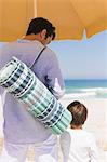 Homme avec son fils sur la plage