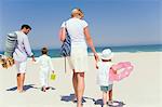 Famille en vacances sur la plage