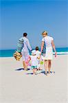 Famille en vacances sur la plage