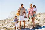 Familie in den Ferien am Strand