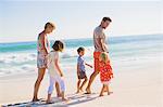 Famille marchant sur la plage