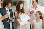 Braut erhalten Geschenke von Gästen in einer Partei