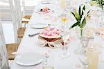 Gâteau de mariage sur une table à manger