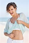 Portrait d'une femme souriante sur la plage