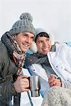 Junges Paar in Ski tragen, ruhen