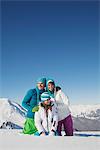 Couple et fille dans des vêtements de ski, souriant à la caméra