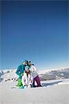 Couple et fille dans des vêtements de ski, à la recherche de suite