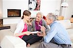 Fille assise avec ses grands-parents