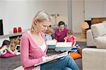 Famille dans une salle de séjour