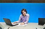 Homme d'affaires travaillant sur un ordinateur portable dans une salle de conférence