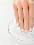 Femme trempage des ongles, gros plan