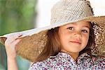 Portrait d'une fille mignonne portant un chapeau de soleil et souriant