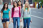 Portrait de belles femmes marchant sur la route