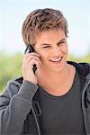 Nahaufnahme eines Mannes auf einem Handy sprechen und Lächeln