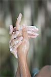 Gros plan des mains d'une femme aux sud de savon bain