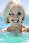 Vue de belle femme souriante en piscine