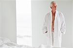 Senior homme vêtu d'un peignoir de bain