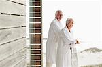 Debout de couple senior à un balcon