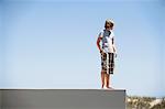 Adolescent debout au bord d'une terrasse