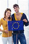 Portrait d'un couple holding drapeau de l'union européenne dans un aéroport