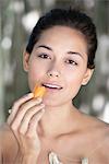 Porträt einer jungen Frau eine Karotte zu essen